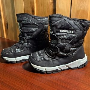 Snow Boots for little guys. Size 2 little boy. Black and silver.